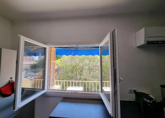 Proche * אז'אקסיו